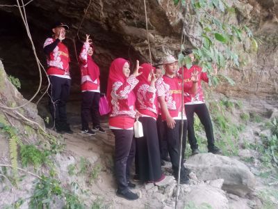 SEKOLAH SMPN 2 PREMBUN KUNJUNGI GOA LAMPU DUKUH MRANTI DESA MERDEN